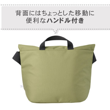 背面にはちょっとした移動に便利なハンドル付き