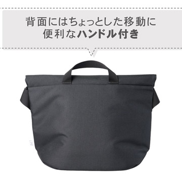背面にはちょっとした移動に便利なハンドル付き